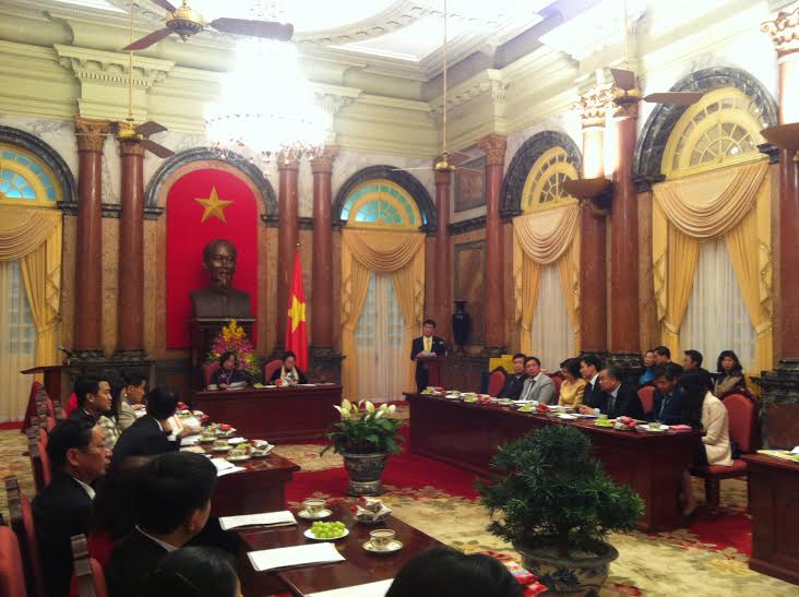 ບັນດານັກອຸປະຖຳຮ່ວມເດີນທາງພ້ອມກັບກອງທຶນຊ່ວຍເຫຼືອເດັກຫວຽດນາມ